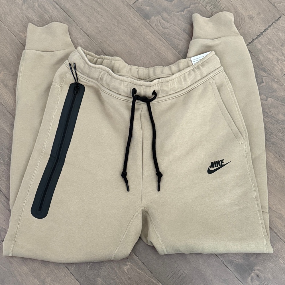 Nike Mens Sportswear Tech Jogger Pants with Black Accents Size Small NWT